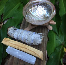 Cargar imagen en el visor de la galería, Abalone Shell Cleansing Kit / Selenite + Smudge + Palo Santo Cleansing Kit