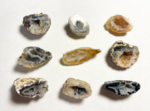 Cargar imagen en el visor de la galería, Agate Oco Mini Geode