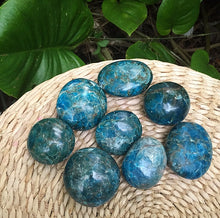 Cargar imagen en el visor de la galería, Blue Apatite Palm Stones