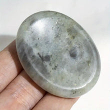 Cargar imagen en el visor de la galería, Piedra Pulgar de Cuarzo Natural | Meditación y Alivio del Estrés | Vibras &amp; Cristales
