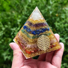 Cargar imagen en el visor de la galería, Pirámide Orgonita 7 Chakras con Cuarzo | Meditación y Energía | Vibras &amp; Cristales
