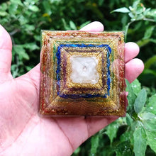 Cargar imagen en el visor de la galería, Pirámide Orgonita 7 Chakras con Cuarzo | Meditación y Energía | Vibras &amp; Cristales
