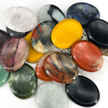 Cargar imagen en el visor de la galería, Piedra Pulgar de Cuarzo Natural | Meditación y Alivio del Estrés | Vibras &amp; Cristales
