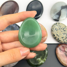 Cargar imagen en el visor de la galería, Piedra Pulgar de Cuarzo Natural | Meditación y Alivio del Estrés | Vibras &amp; Cristales
