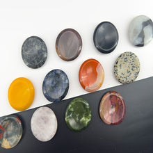 Cargar imagen en el visor de la galería, Piedra Pulgar de Cuarzo Natural | Meditación y Alivio del Estrés | Vibras &amp; Cristales
