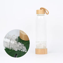 Cargar imagen en el visor de la galería, Botella de Agua con Cristal de Cuarzo Natural | Elixir de Gemas | Vibras &amp; Cristales
