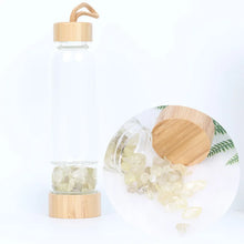 Cargar imagen en el visor de la galería, Botella de Agua con Cristal de Cuarzo Natural | Elixir de Gemas | Vibras &amp; Cristales
