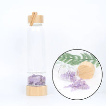 Cargar imagen en el visor de la galería, Botella de Agua con Cristal de Cuarzo Natural | Elixir de Gemas | Vibras &amp; Cristales
