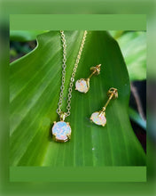 Cargar imagen en el visor de la galería, White Fire Opal Stone Necklace and Earrings 18K Gold Plated Set
