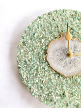 Cargar imagen en el visor de la galería, 10" Diameter Large Light Green Crystal With White Agate Wall Clock
