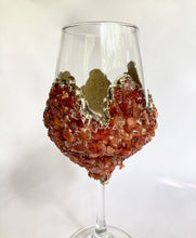 Cargar imagen en el visor de la galería, Set of 2 |Crystal Wine Glasses with Gold Plated Red Agate/Quartz Semi-precious Crystals | 16 oz/465 ml
