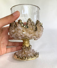 Cargar imagen en el visor de la galería, Set of 2 Crystal Wine Glasses with Gold Plated Rose Quartz Agate Quartz Semi-precious Crystals
