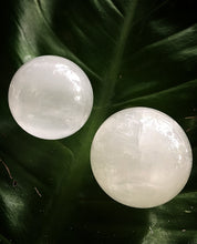 Cargar imagen en el visor de la galería, Clear Quartz Spheres w/ Stand 40mm
