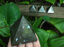 Cargar imagen en el visor de la galería, Pyrite Pyramids 55mm
