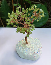 Cargar imagen en el visor de la galería, Peridot Bonsai Tree with Angel Aura Base
