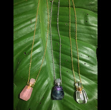 Cargar imagen en el visor de la galería, Natural Quartz Perfume Bottle Necklace
