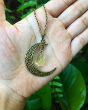Cargar imagen en el visor de la galería, Crescent Moon Quartz Necklace
