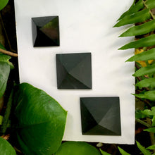 Cargar imagen en el visor de la galería, Shungite Pyramids
