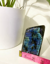 Cargar imagen en el visor de la galería, Labradorite Freeform 4.5”

