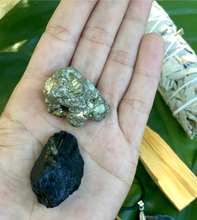 Cargar imagen en el visor de la galería, Kit/ Tourmaline Necklace + Tourmaline Stone + Pyrite + Palo Santo + Sage Smudge
