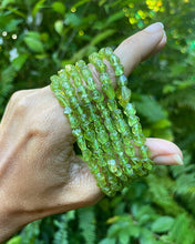 Cargar imagen en el visor de la galería, Peridot Chip Bracelet
