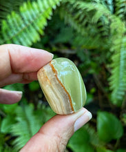 Cargar imagen en el visor de la galería, Green Onyx Jumbo Tumblestones
