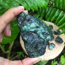 Cargar imagen en el visor de la galería, Emerald Large Rough Specimens
