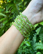Cargar imagen en el visor de la galería, Peridot Chip Bracelet
