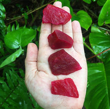 Cargar imagen en el visor de la galería, Pigeon Red Blood Ruby Rough Stones
