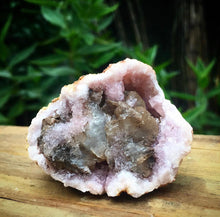 Cargar imagen en el visor de la galería, Pink Amethyst Geode
