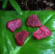 Cargar imagen en el visor de la galería, Pigeon Red Blood Ruby Rough Stones
